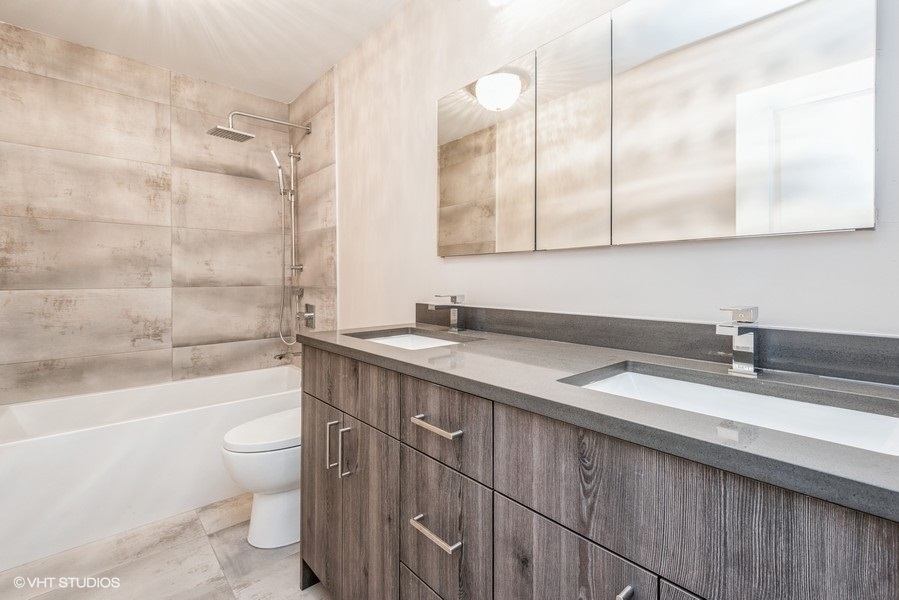 6033 North Sheridan Road, Unit 31E Chicago, IL 60660 - Photo 11 of 15 a bathroom with a granite countertop sink a toilet and bathtub