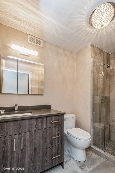 6033 North Sheridan Road, Unit 31E Chicago, IL 60660 - Photo 13 of 15 a bathroom with a toilet a sink and mirror