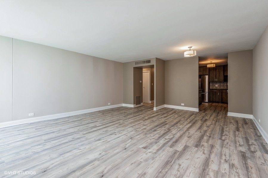 6033 North Sheridan Road, Unit 31E Chicago, IL 60660 - Photo 4 of 15 a view of empty room with wooden floor
