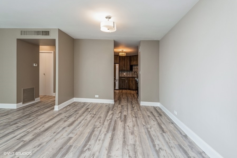 6033 North Sheridan Road, Unit 31E Chicago, IL 60660 - Photo 9 of 15 a view of empty room with wooden floor