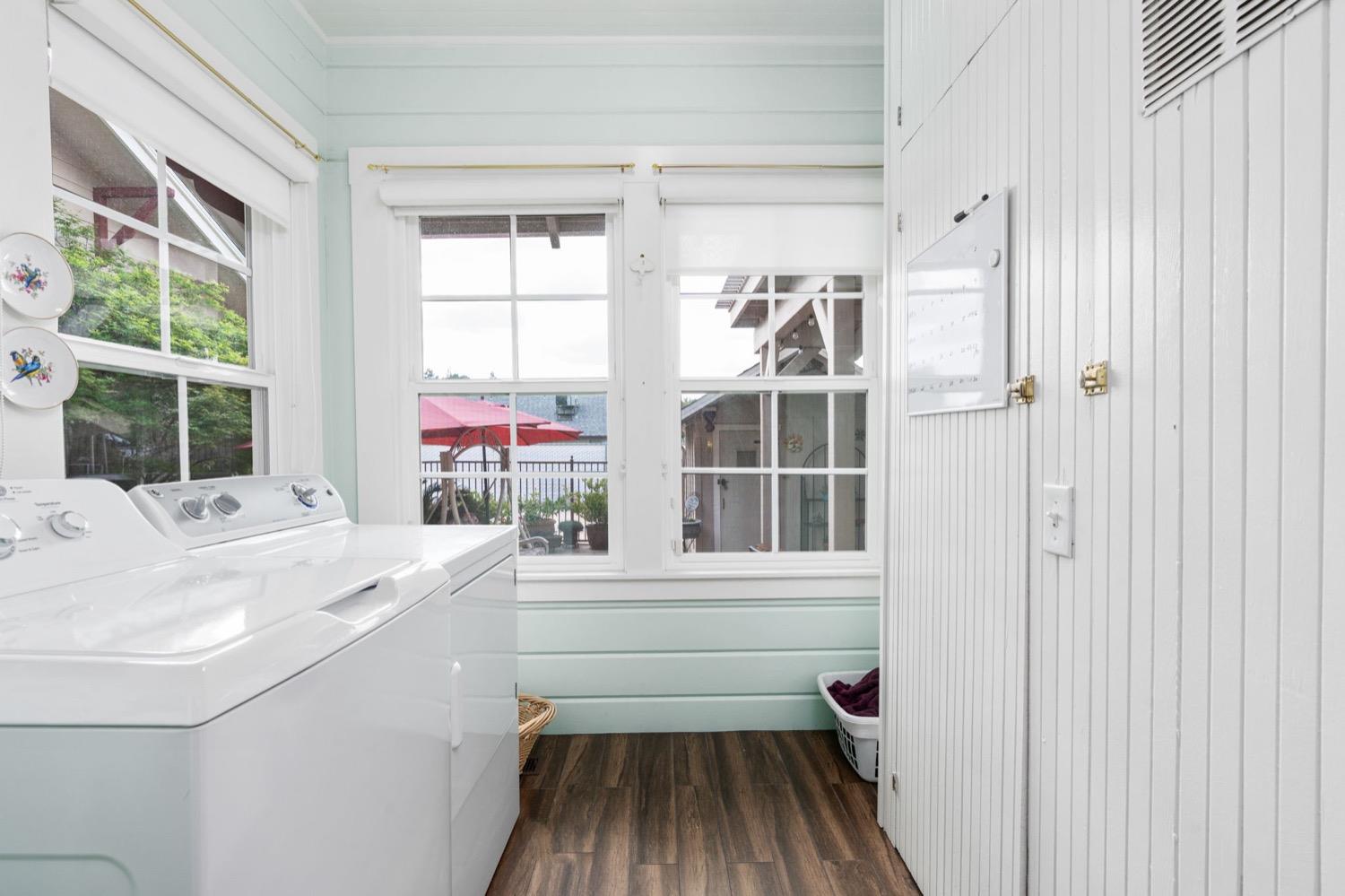 406 Oxford Avenue Clovis, CA 93612 - Photo 40 of 89 a bathroom with a sink and a window