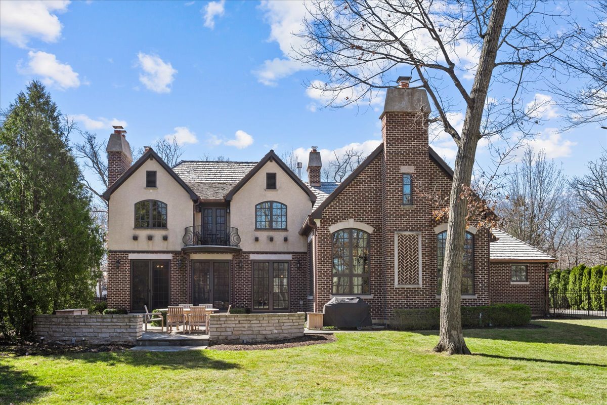 936 Ringwood Road Lake Forest, IL 60045 - Photo 52 of 58 a front view of house with yard and green space
