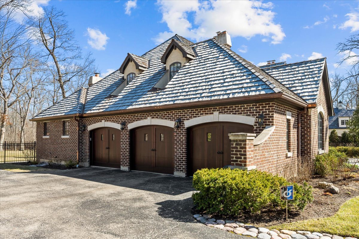 936 Ringwood Road Lake Forest, IL 60045 - Photo 54 of 58 a front view of a house with garden