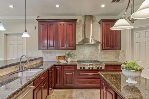 $1,050,000 | 11062 North Hidden Oaks, Conroe, TX 77384