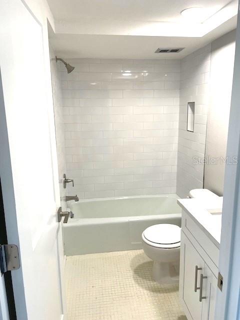 1 Boca Ciega Point Boulevard, Unit 115 St. Petersburg, FL 33708 - Photo 29 of 35 a bathroom with a toilet a sink and bathtub
