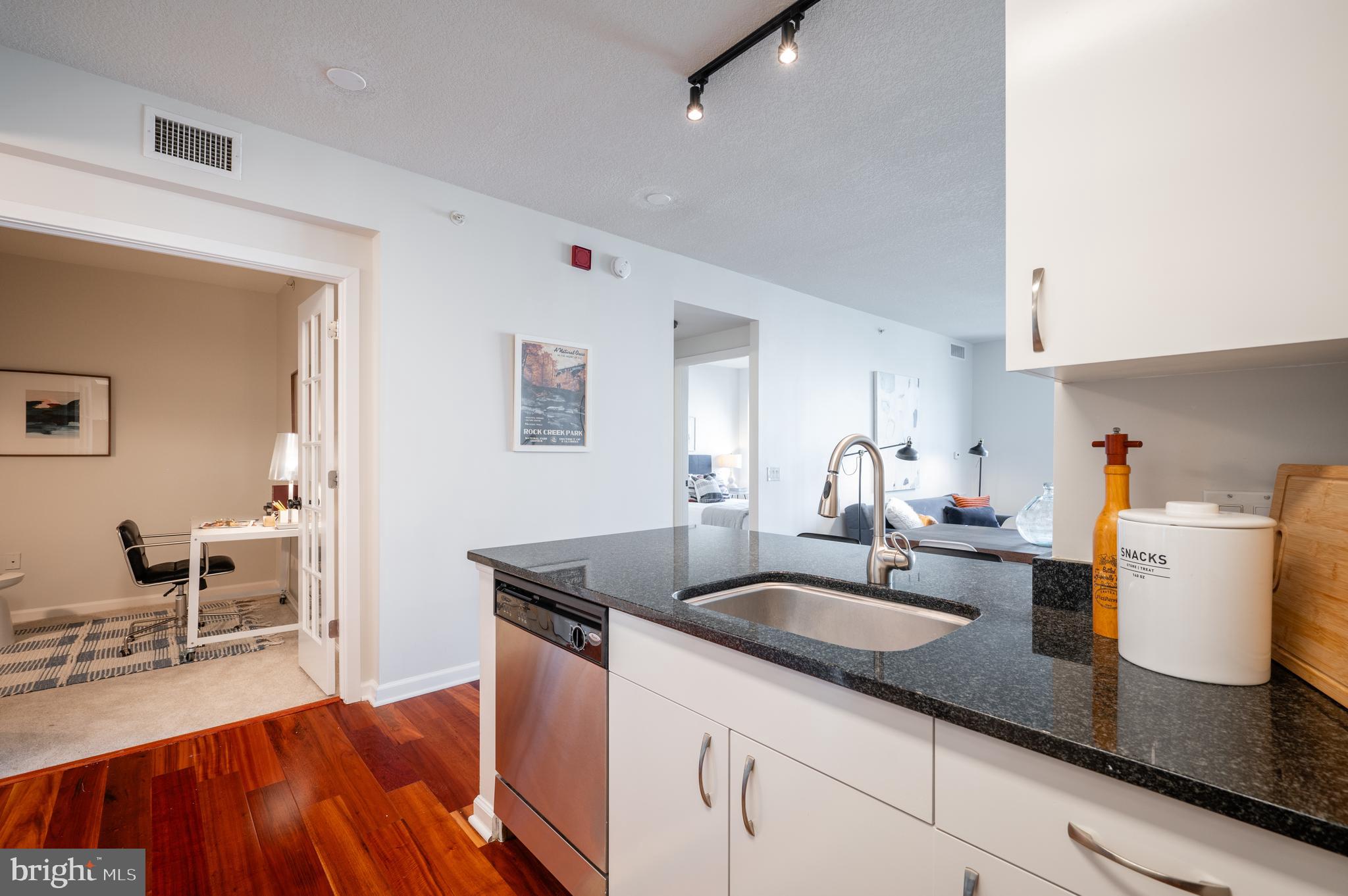 440 L Street Northwest, Unit 611 Washington, DC 20001 - Photo 5 of 33 Kitchen