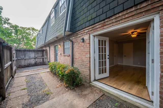 a view of a back yard of the house