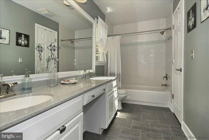 8002 Bainbridge Road Alexandria, VA 22308 - Photo 11 of 23 Bath (Master)