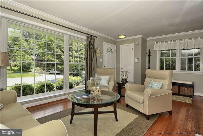 8002 Bainbridge Road Alexandria, VA 22308 - Photo 18 of 23 Living Room