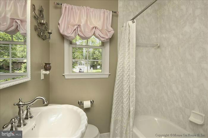 8002 Bainbridge Road Alexandria, VA 22308 - Photo 7 of 23 Bath