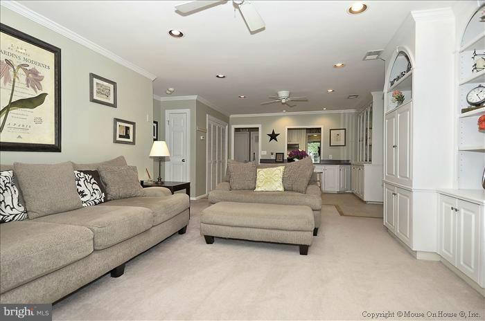 8002 Bainbridge Road Alexandria, VA 22308 - Photo 9 of 23 Family Room