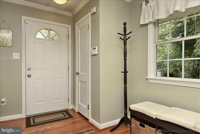 8002 Bainbridge Road Alexandria, VA 22308 - Photo 10 of 23 Interior (General)