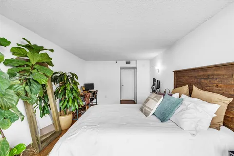 $425,000 | 555 Northeast 15th Street, Unit PHD, Miami, FL 33132