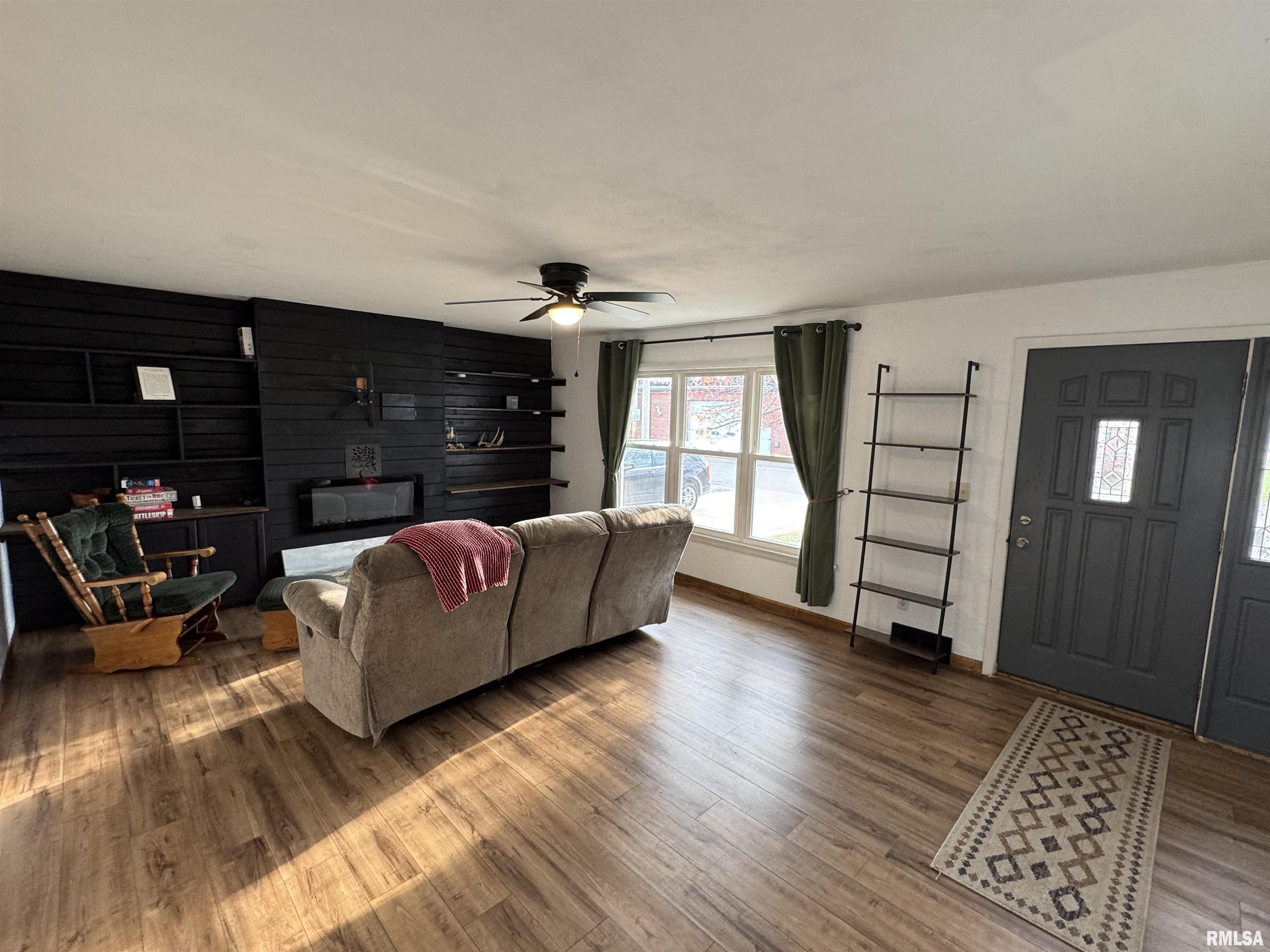 133 South Elmwood Road Farmington, IL 61531 - Photo 3 of 31