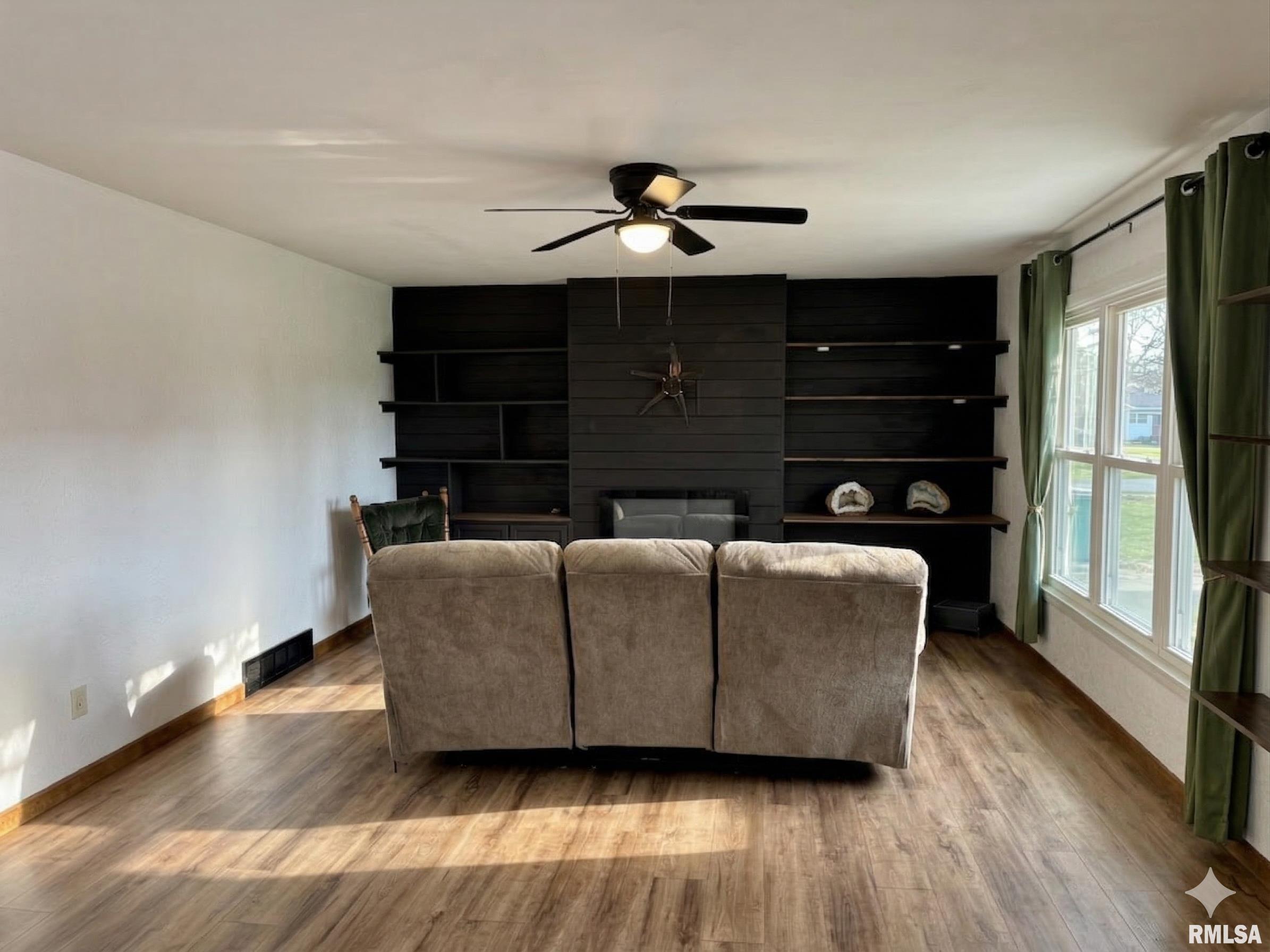 133 South Elmwood Road Farmington, IL 61531 - Photo 4 of 31