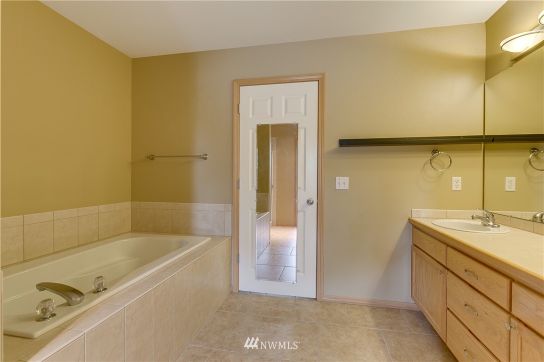 23034 12th Drive Southeast Bothell, WA 98021 - Photo 25 of 32 a bathroom with a tub sink and mirror