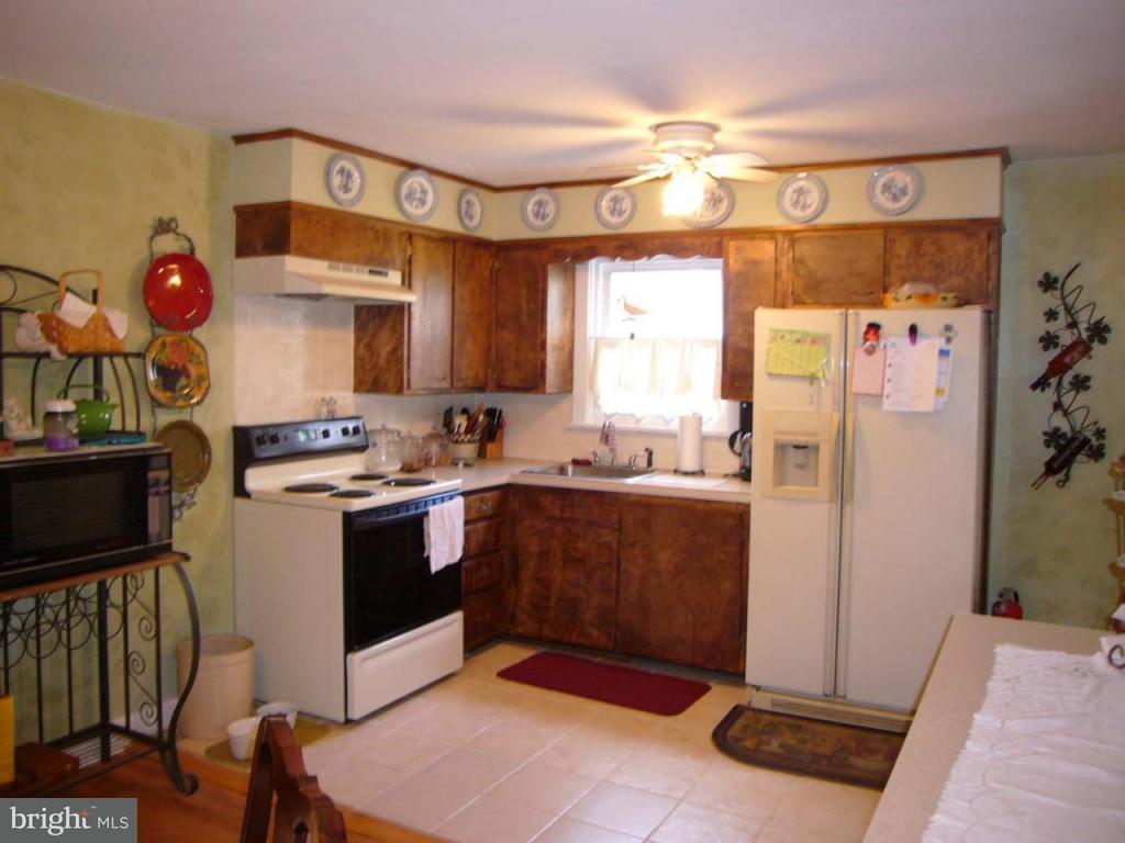 2022 Hemlock Road Lancaster, PA 17603 - Photo 5 of 9 Gallery Image 5