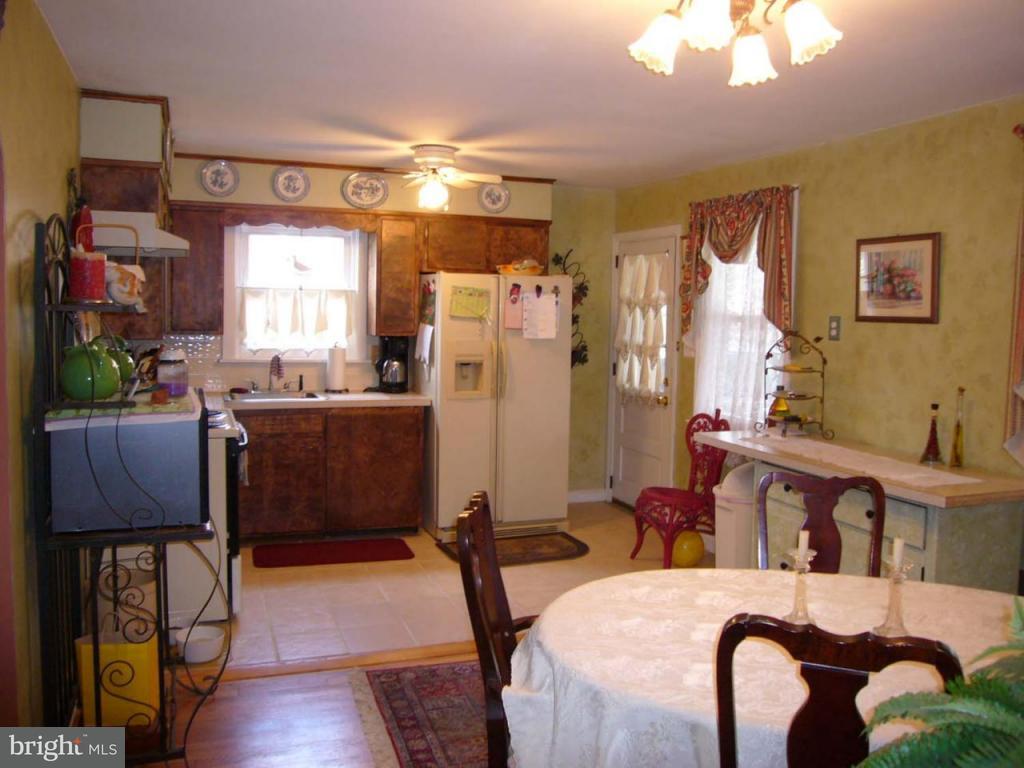 2022 Hemlock Road Lancaster, PA 17603 - Photo 6 of 9 Gallery Image 6