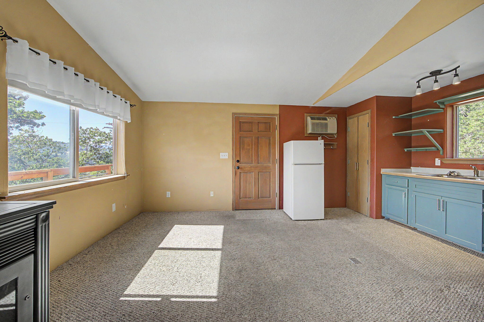 5366 Pioneer Road Medford, OR 97501 - Photo 20 of 36 Apartment looking toward entry door