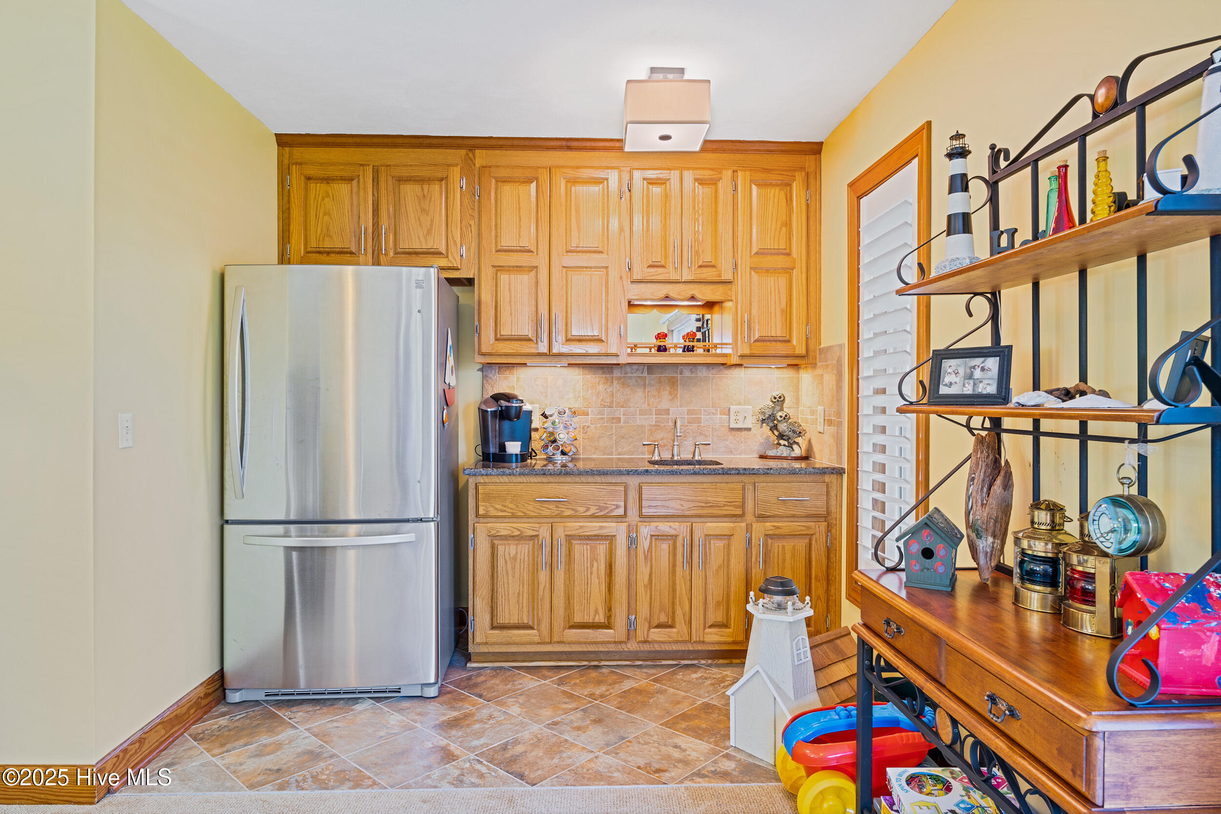 953 Old Ferry Road Edenton, NC 27932 - Photo 11 of 53 Family Room Refrigerator with wet bar