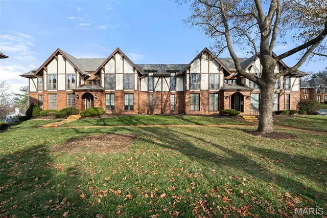 $192,500 | 917 Claytonbrook Drive, Unit 3, Ballwin, MO 63011