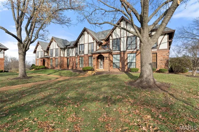 $192,500 | 917 Claytonbrook Drive, Unit 3, Ballwin, MO 63011