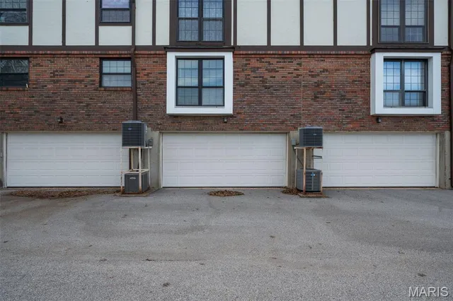 $192,500 | 917 Claytonbrook Drive, Unit 3, Ballwin, MO 63011