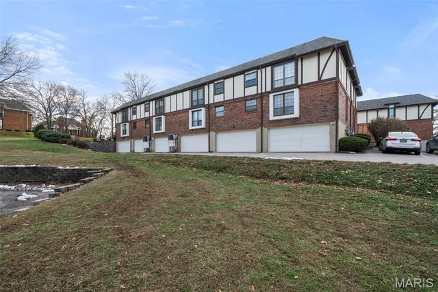 $192,500 | 917 Claytonbrook Drive, Unit 3, Ballwin, MO 63011