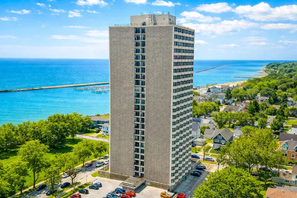 $259,000 | 2525 South Shore Drive, Unit 3C, Milwaukee, WI 53207
