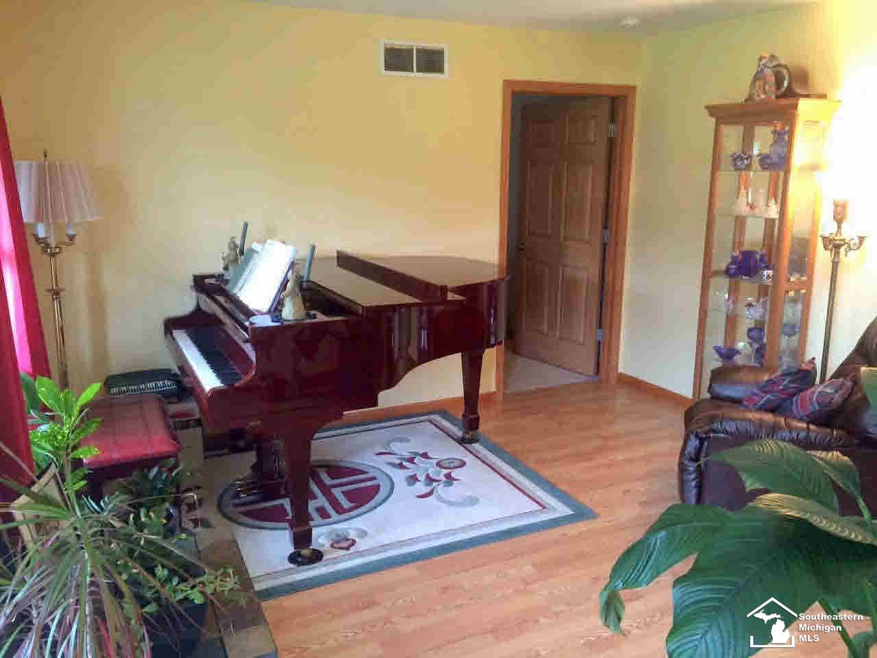 11391 Kruse Road Petersburg, MI 49270 - Photo 3 of 16 Living room