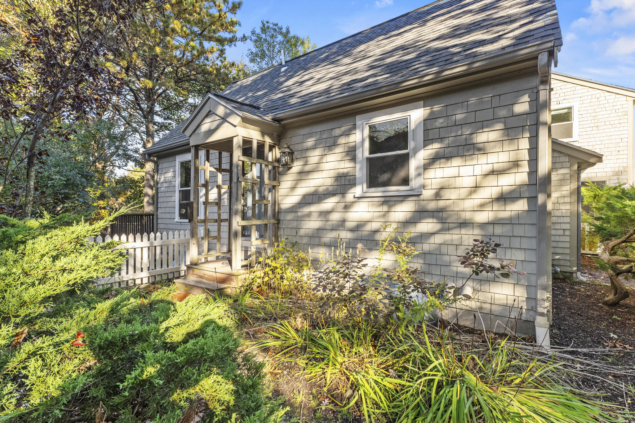 24 Ryan's Way, Unit 6 Mashpee, MA 02649 - Photo 20 of 23 a backyard of a house