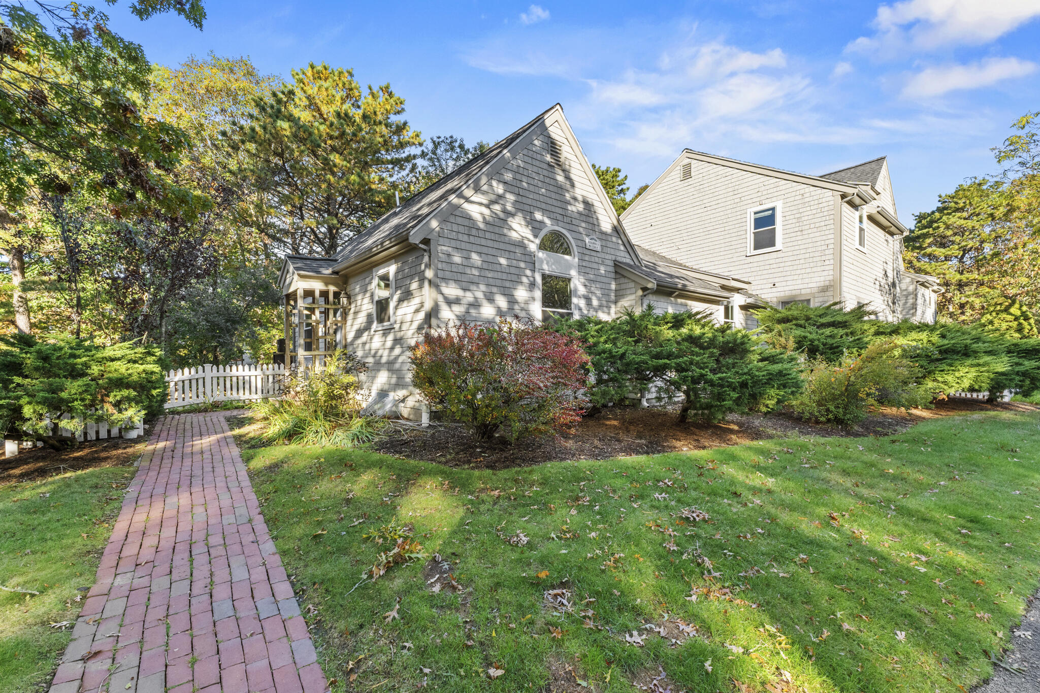 24 Ryan's Way, Unit 6 Mashpee, MA 02649 - Photo 21 of 23 a backyard of a house with lots of green space