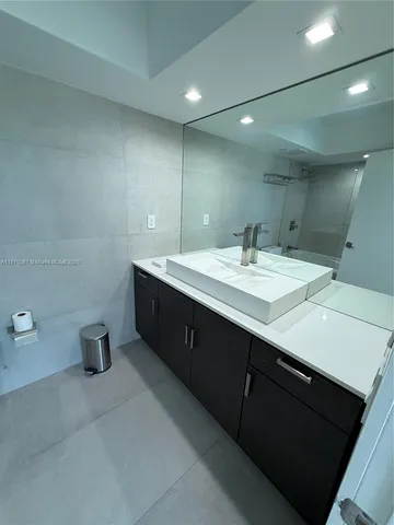 $4,000 | 5900 Collins Avenue, Unit 705, Miami Beach, FL 33140