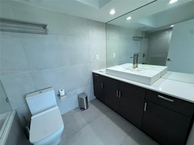 $4,000 | 5900 Collins Avenue, Unit 705, Miami Beach, FL 33140