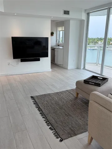 $4,000 | 5900 Collins Avenue, Unit 705, Miami Beach, FL 33140