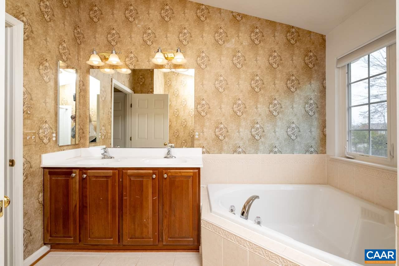 5378 Park Road Crozet, VA 22932 - Photo 14 of 40 a bathroom with a bathtub and a sink