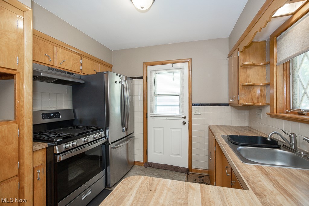 505 Lansing Road Akron, OH 44312 - Photo 3 of 24 Kitchen with stainless steel appliances