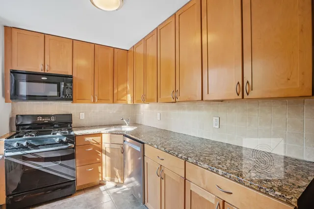 $350,000 | 153 Bennett Avenue, Unit 3E | Hudson Heights