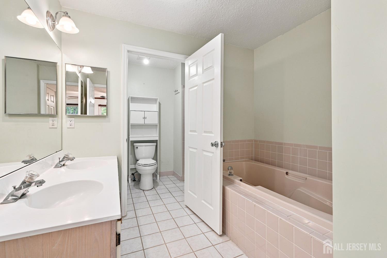 63 Prestwick Way Edison, NJ 08820 - Photo 16 of 29 Gallery Image 16