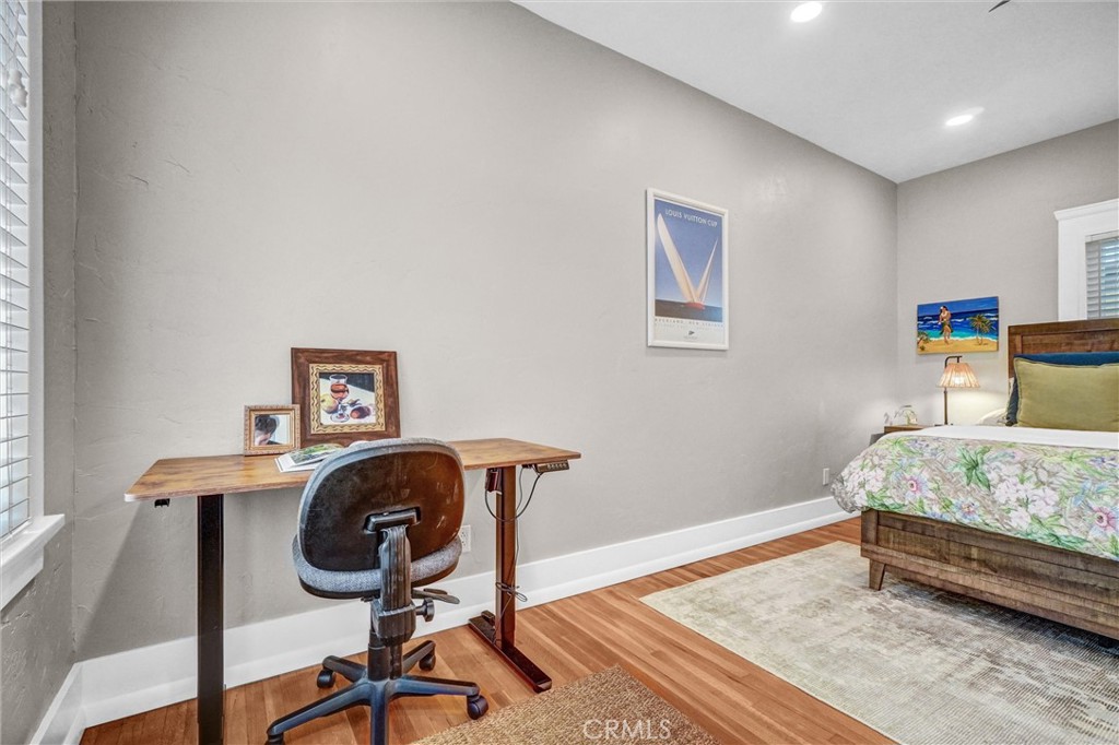 1616 East Ocean Boulevard, Unit 6 Long Beach, CA 90802 - Photo 29 of 37 a bedroom with a bed and a desk
