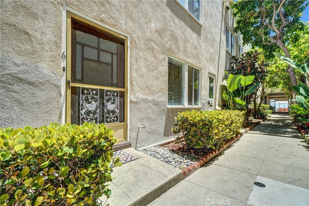 1616 East Ocean Boulevard, Unit 6 Long Beach, CA 90802 - Photo 5 of 37 a front view of a house