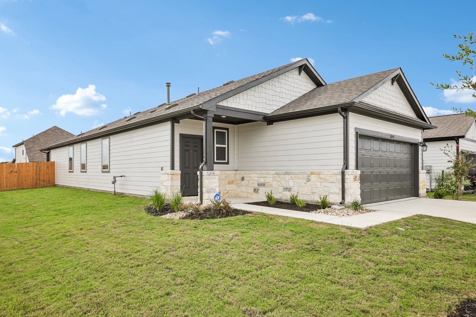 103 Two Bits Lane Elgin, TX 78621 - Photo 6 of 28 Gallery Image 6