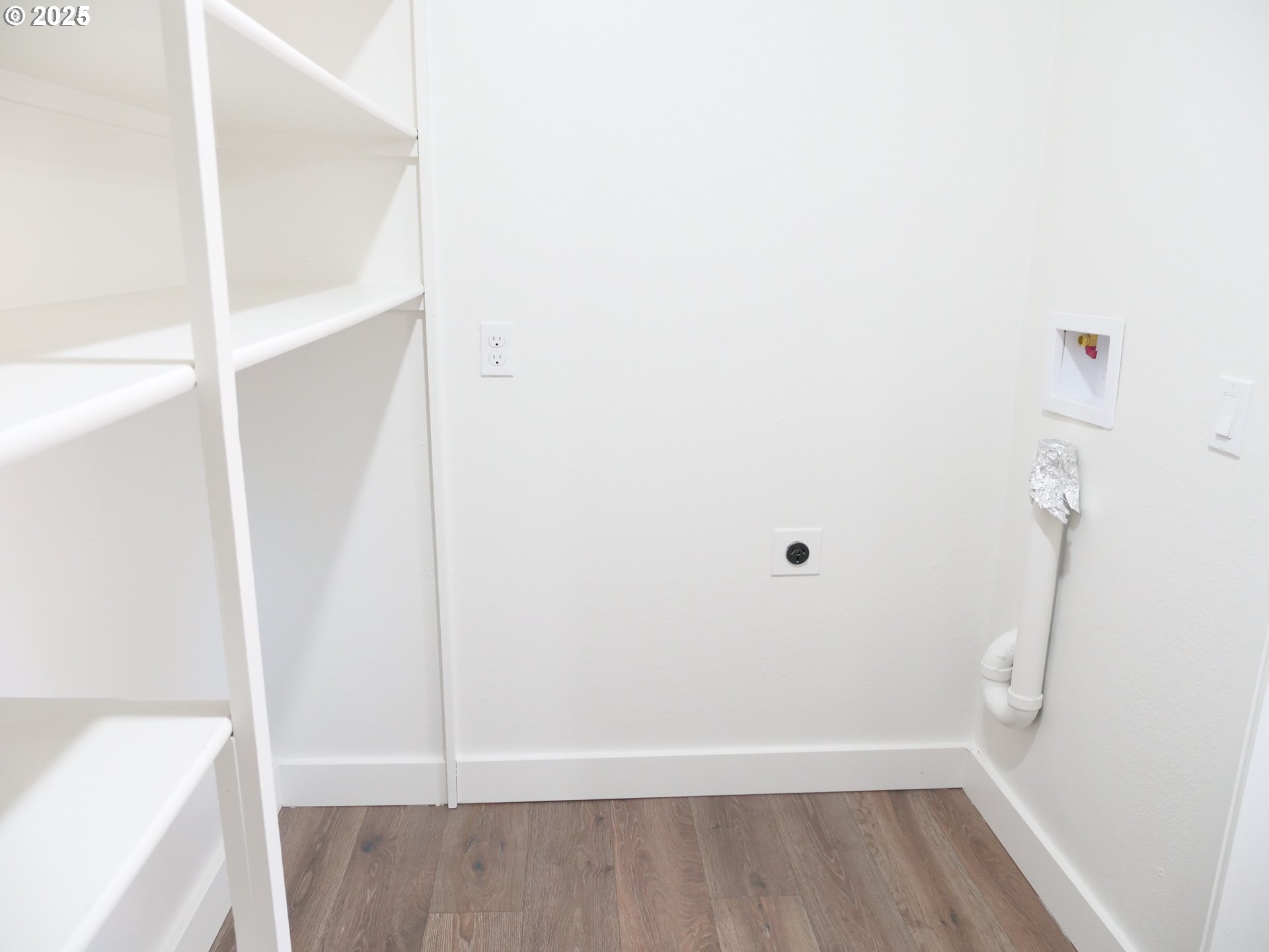 45 Eagle Crest Drive, Unit 407 Lake Oswego, OR 97035 - Photo 18 of 28 a bathroom with a bathtub