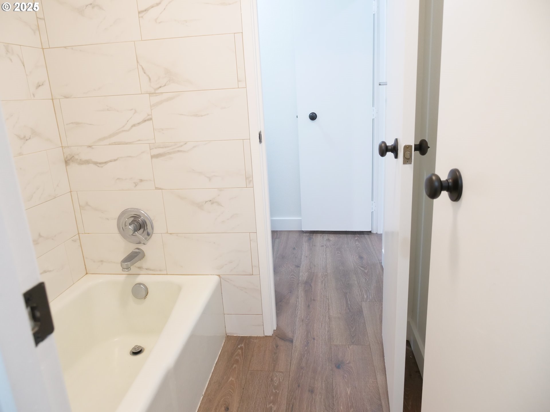 45 Eagle Crest Drive, Unit 407 Lake Oswego, OR 97035 - Photo 19 of 28 a bathroom with a tub