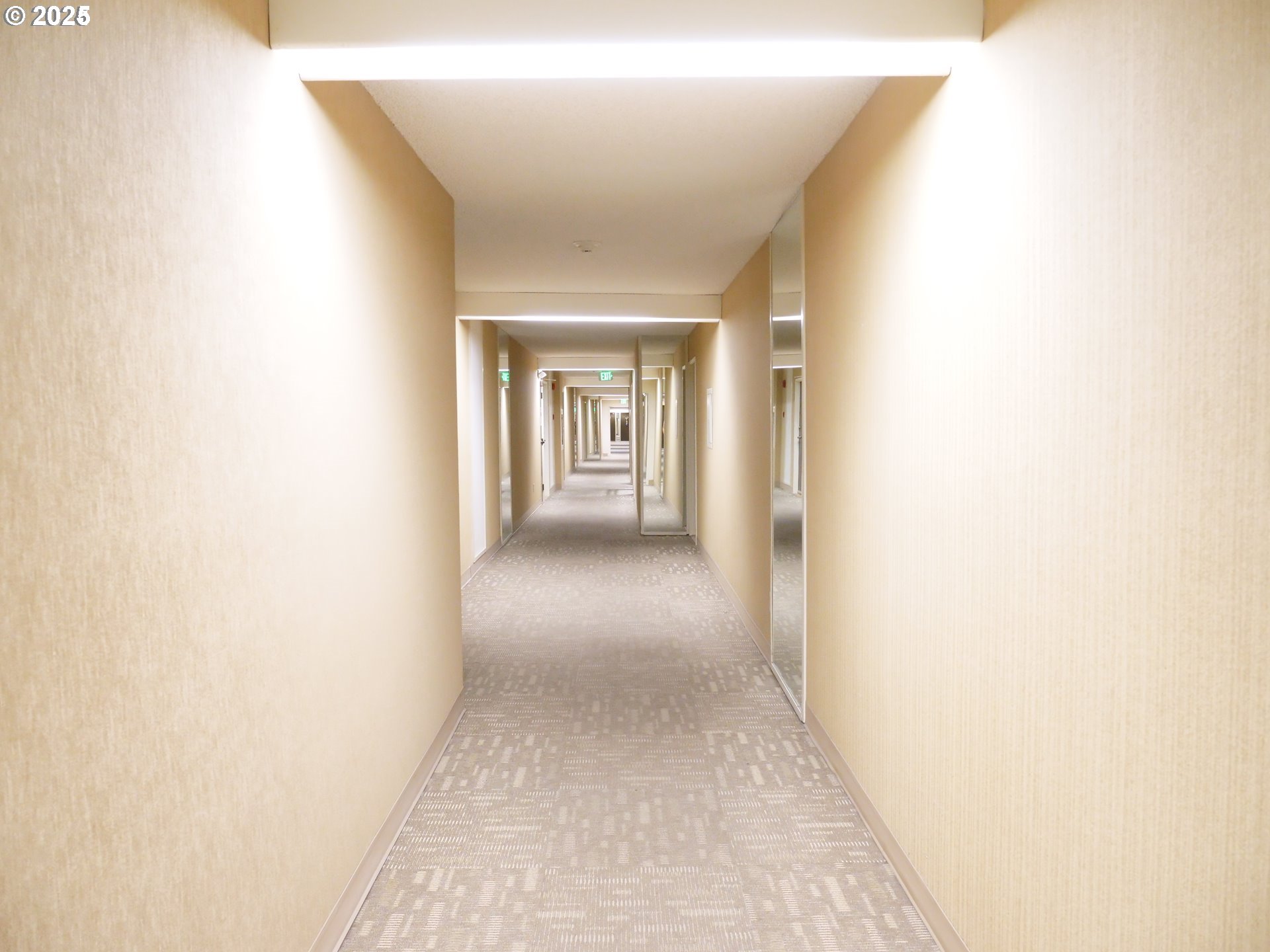 45 Eagle Crest Drive, Unit 407 Lake Oswego, OR 97035 - Photo 28 of 28 a view of a hallway