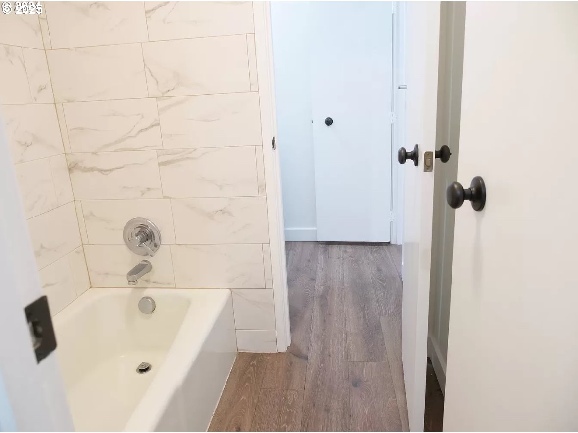 45 Eagle Crest Drive, Unit 407 Lake Oswego, OR 97035 - Photo 8 of 28 a bathroom with a tub