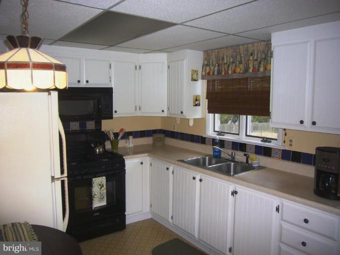 10160 High Ridge Road Laurel, MD 20723 - Photo 10 of 16 KITCHEN W/ AMPLE CABINET SPACE