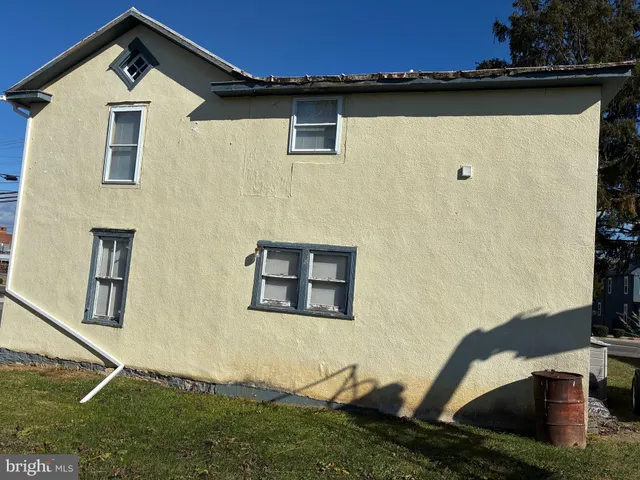 a view of a house with backyard