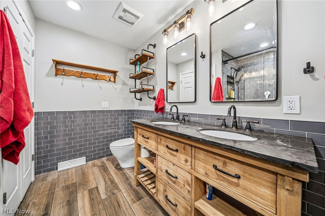 2087 Chimney Ridge Drive Madison, OH 44057 - Photo 25 of 36 Primary bath
