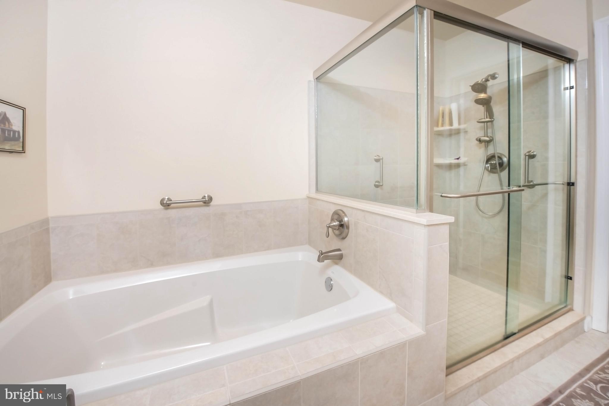 700 Fawn Road Newark, DE 19711 - Photo 28 of 38 Master bathroom with separate tub and shower